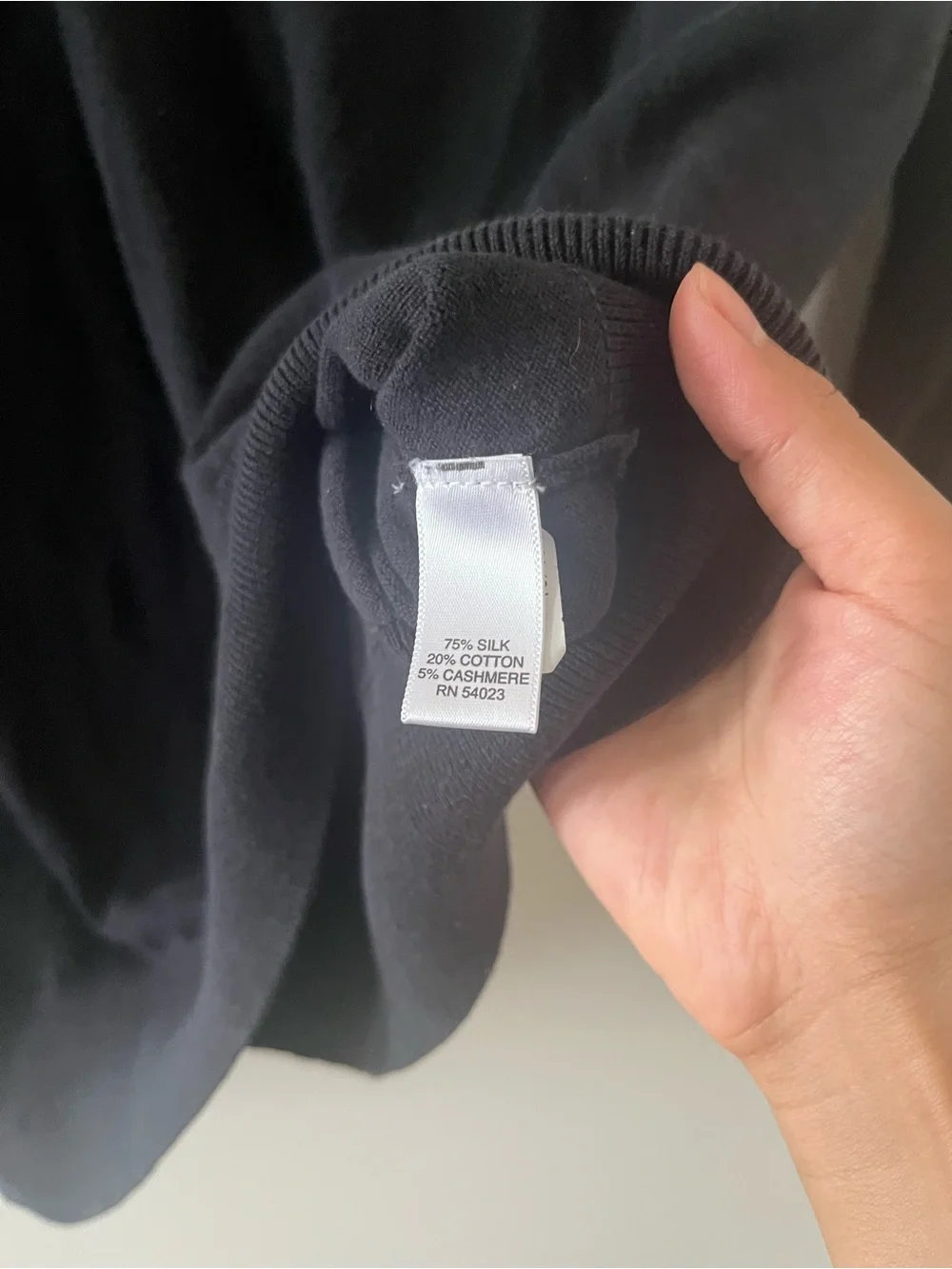 Banana Republic Luxury Blend Black V Neck Sweater XL Cashmere Silk Quiet Luxury